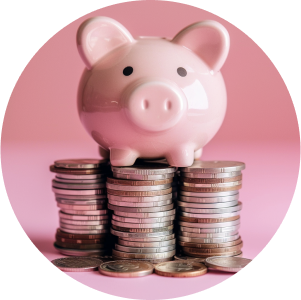 un cerdito de porcelana sobre unas monedas
